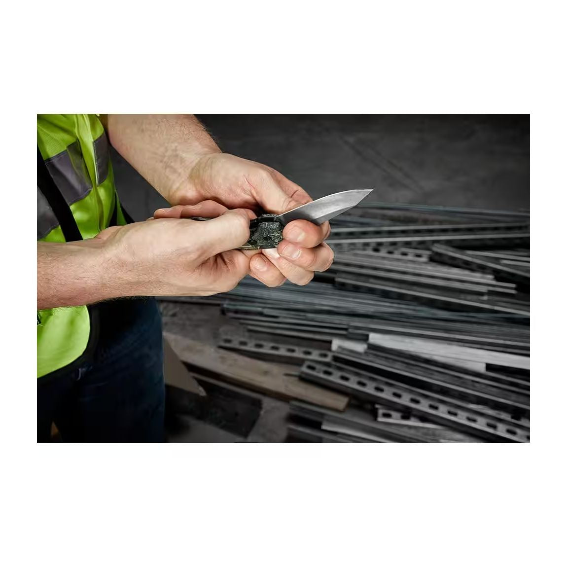 48-22-1524 - Fastback Camo Folding Knife