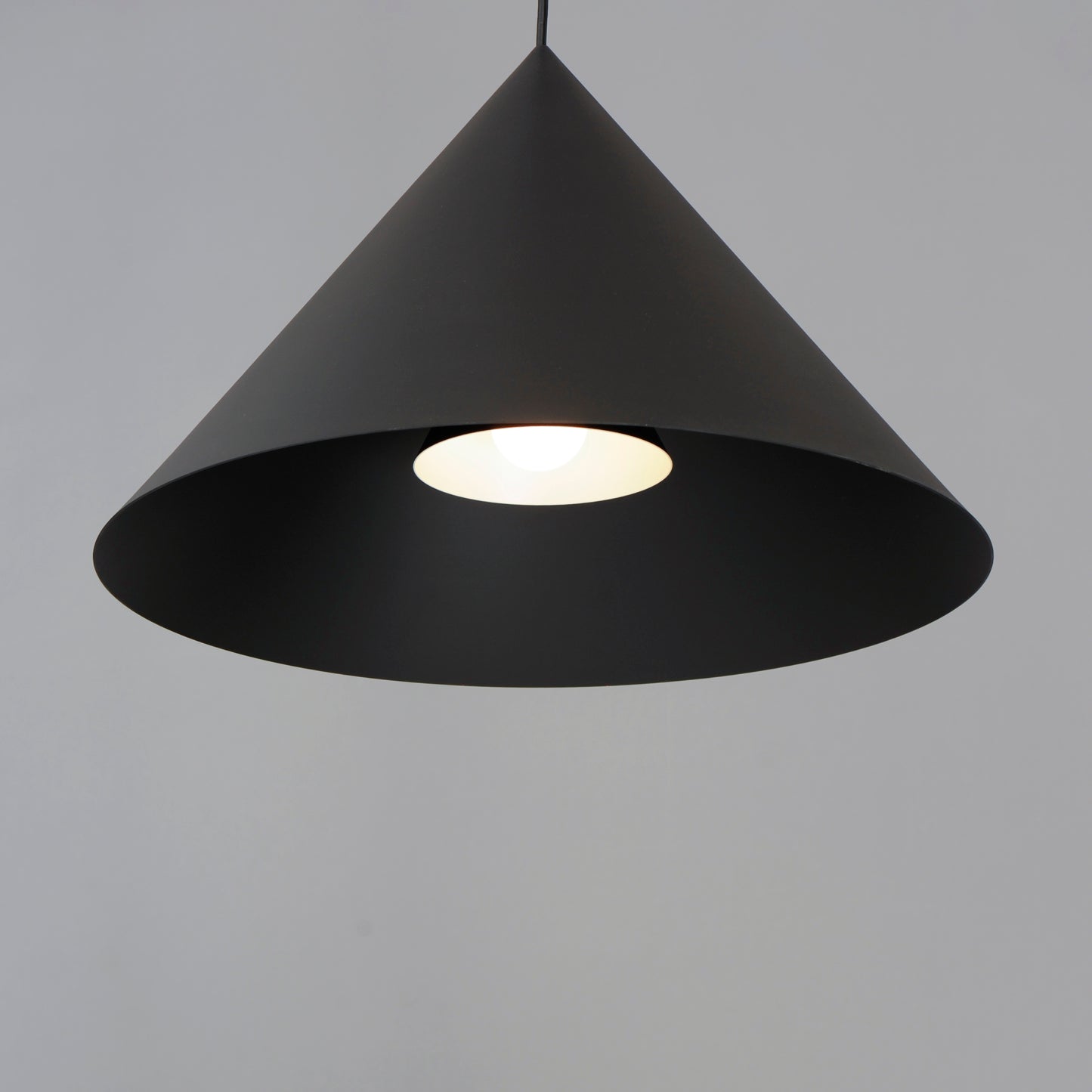 E34502-BK - Pitch 22" Pendant - Black