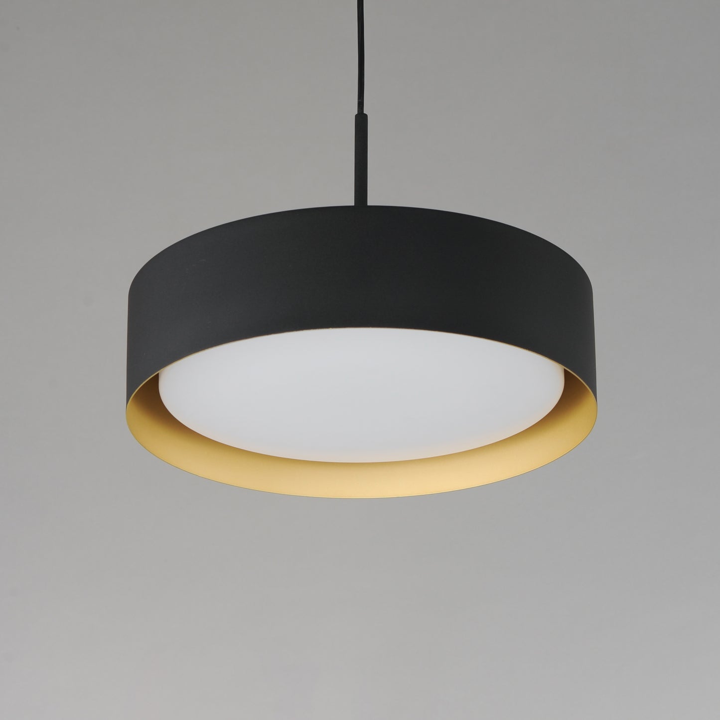 E51013-BKGLD - Echo 16" Pendant - Black / Gold