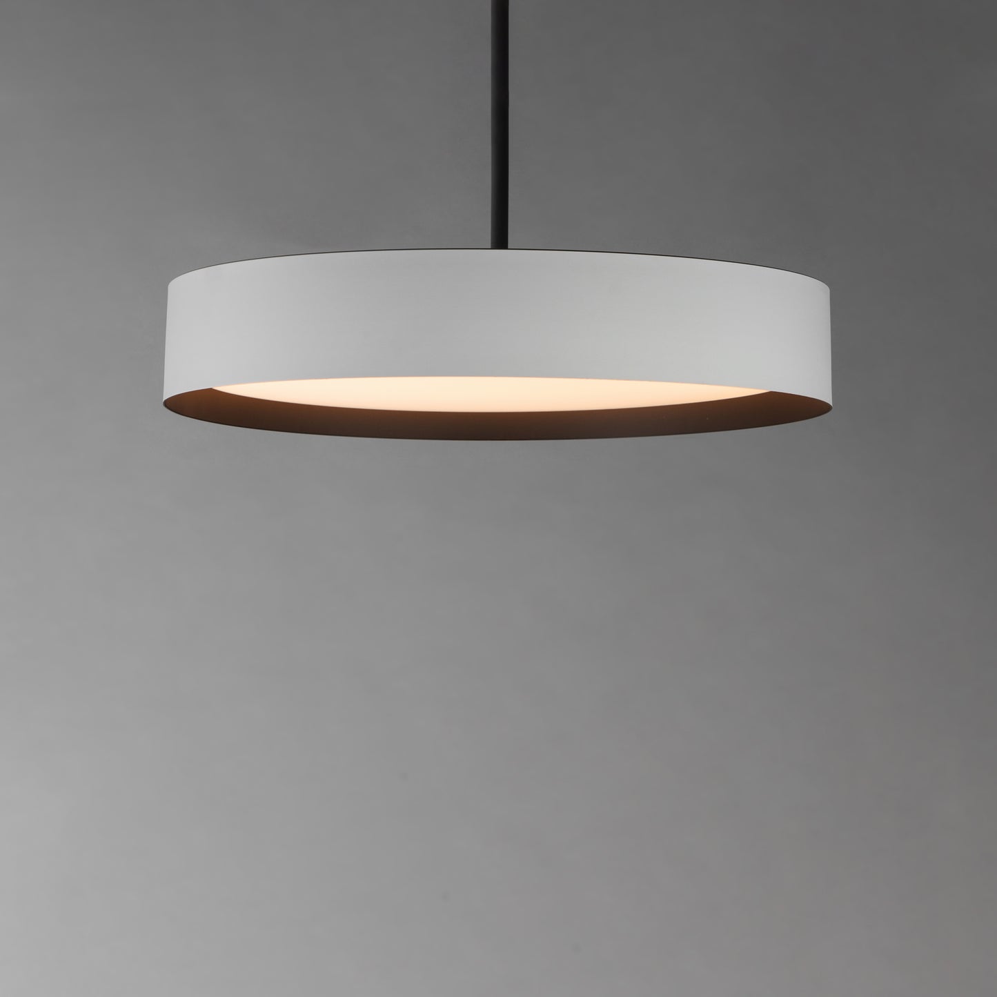E51015-WTBK - Echo 24" Pendant - White / Black