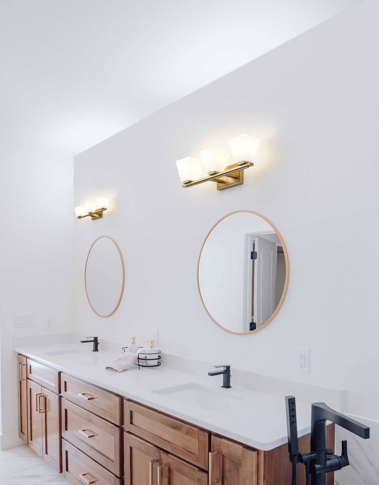 7514-3V-MGLD - Annalise 3 Light 24" Vanity - Modern Gold
