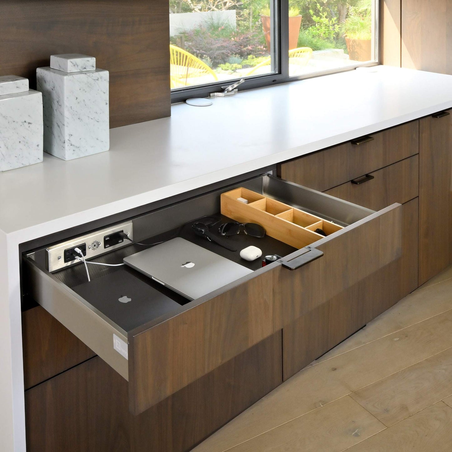 Blade In-Drawer Outlet (4) USB-A Ports