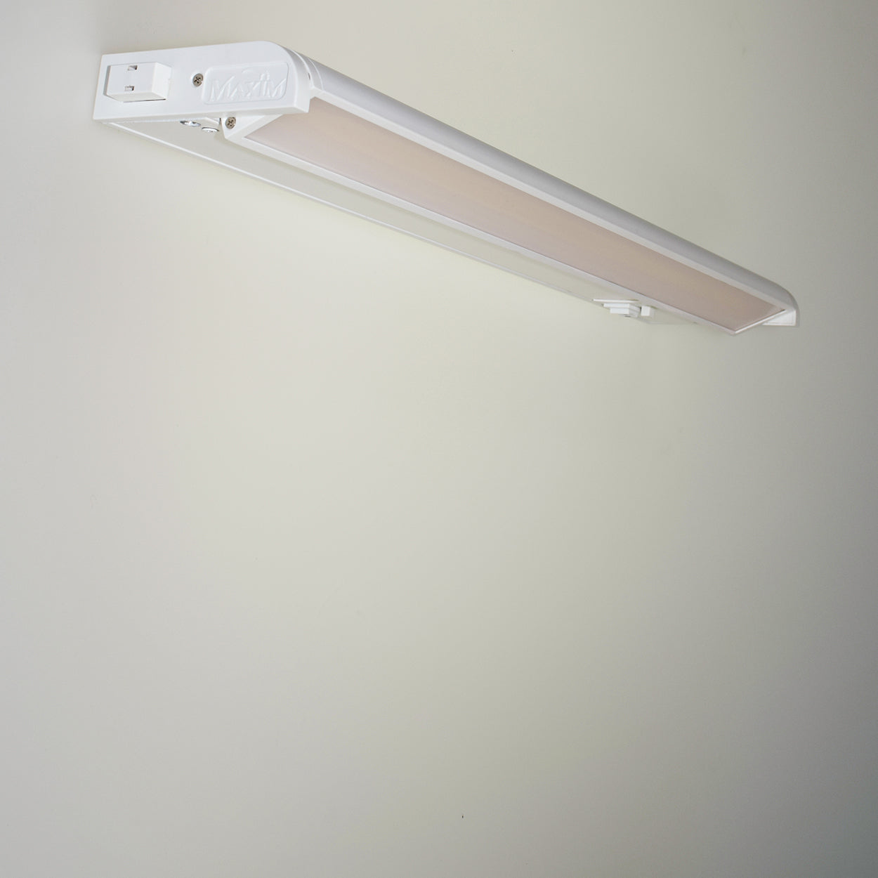 89864WT - CounterMax 5K 18'' 2700-5000K LED Under Cabinet - White